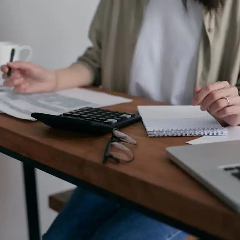 Una gestión de nóminas precisa depende de una correcta implementación de las deducciones. Conoce cuáles corresponden y cómo se aplican.