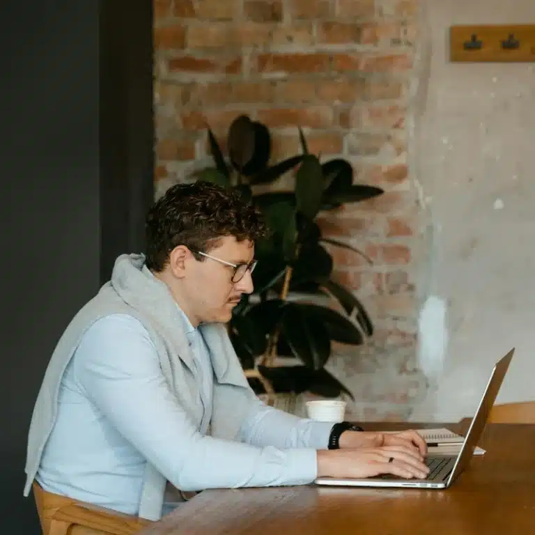 Descubre por qué la ciberseguridad en el área de Recursos Humanos debe ser una prioridad y pone en práctica las estrategias para proteger tu empresa.