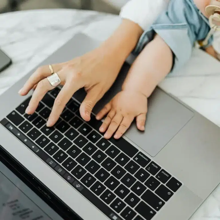 Descubre las estrategias para la conciliación familiar y laboral, mejorando la satisfacción de tu equipo y productividad de tu empresa.