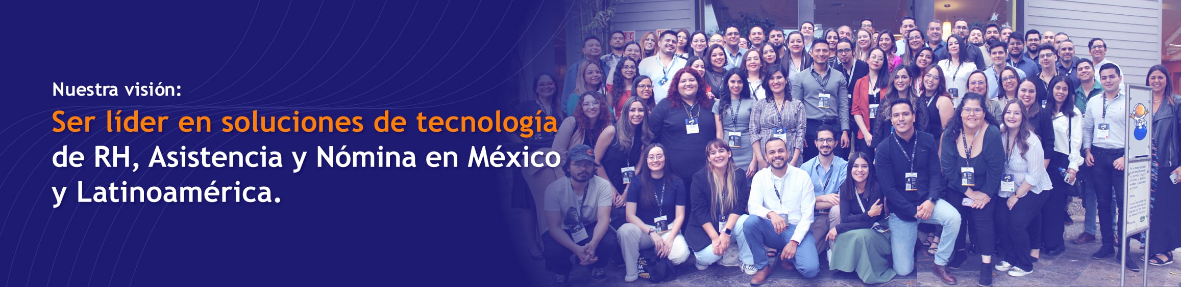 Visión de la empresa Grupo Tress Internacional, al fondo se ve un grupo de colaboradores