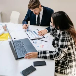 Descubre cómo la capacitación en NOM 035 empodera a líderes y mandos medios para mejorar el ambiente laboral a través de acciones concretas.