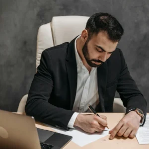 Aprende qué es una carta de recomendación laboral, cómo hacerla, qué debe llevar y revisa un ejemplo práctico.