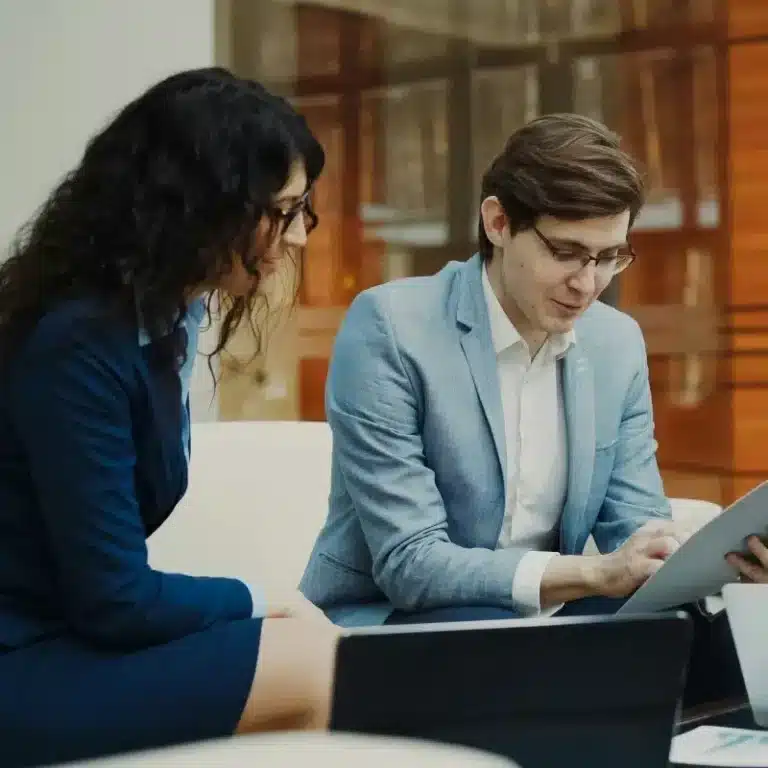 Aprende a planear y conducir una entrevista laboral de promoción que motive y potencie el talento interno, reduciendo la rotación.