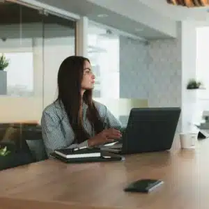 Evita multas y errores de timbrado con esta guía para solicitar, validar y almacenar la CIF de tus empleados usando soluciones de gestión de RH.