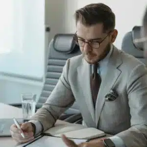 Optimiza la contratación de personal con acciones prácticas, KPIs y soluciones que reducen tiempos y mejoran el onboarding.