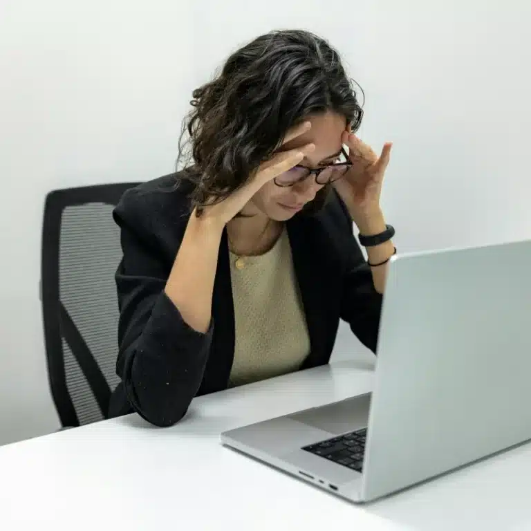 Descubre el impacto de la IA en tus colaboradores cuando no se humaniza la transición y qué puedes hacer para tener éxito en el proceso.