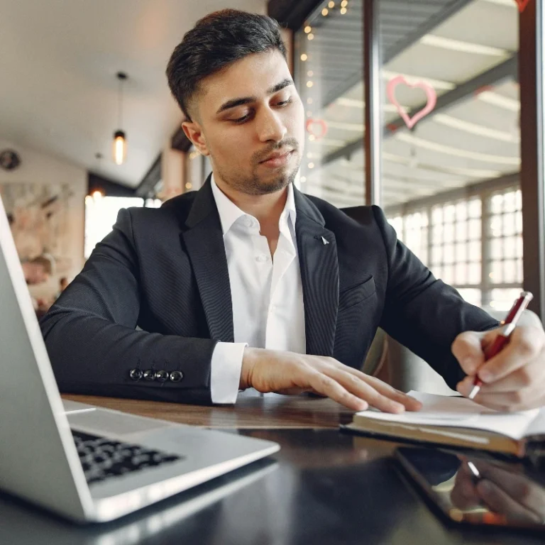 Conoce qué es la UMA y sus diferencias con el salario mínimo para evitar multas en nómina y cumplir con las obligaciones fiscales de tu empresa.