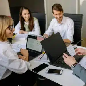 Conoce los cambios vigentes y pendientes a la LFT, incluyendo los avances en la reforma laboral sobre la reducción de 40 horas a la jornada.